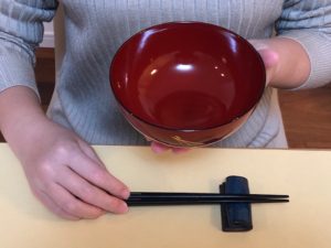 完璧 和食時の箸やお椀に関するマナーを網羅 日本料理の接待も怖くない アトリエミライ Link