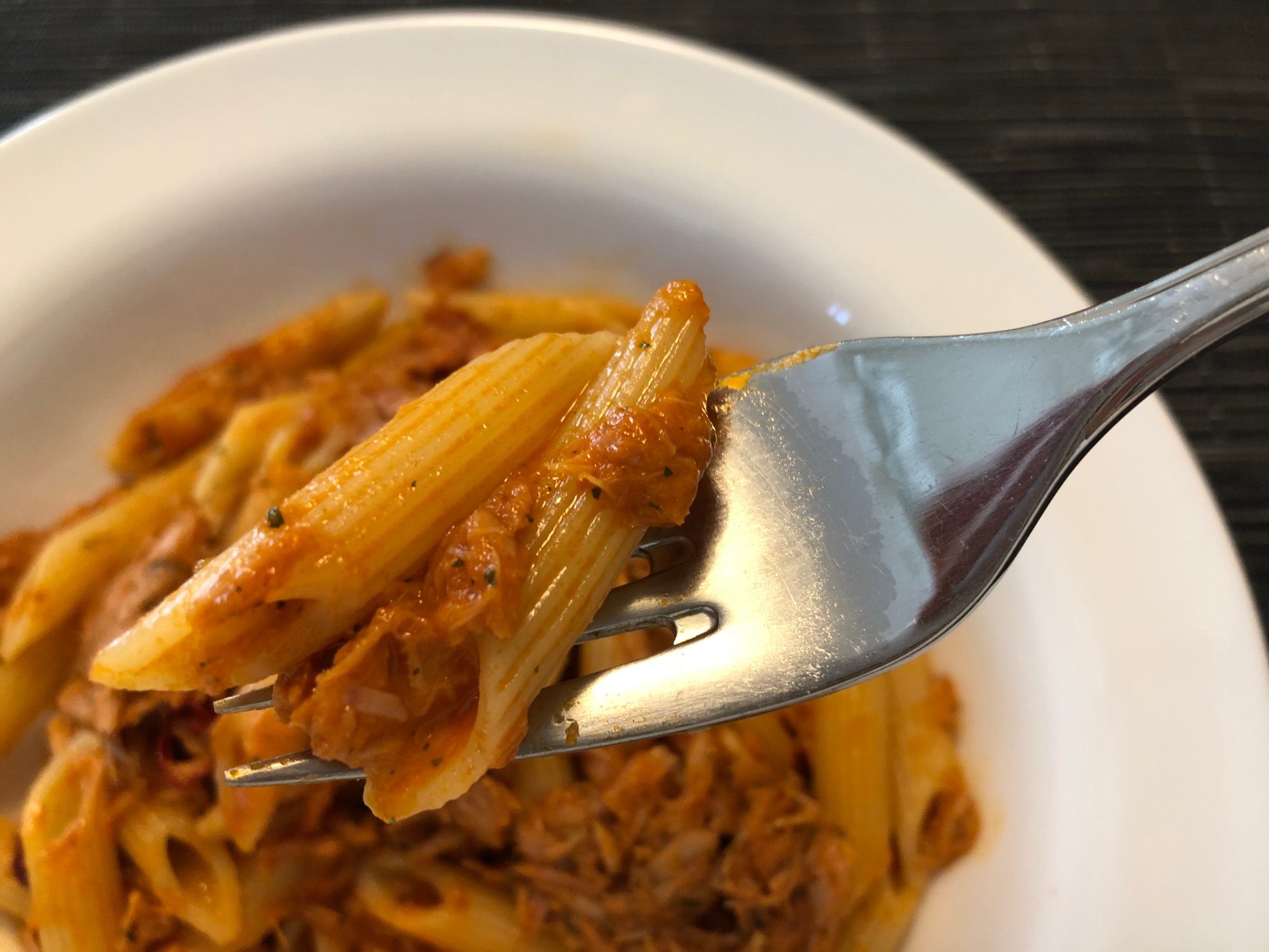 ペンネのようなショートパスタは、1~2本をフォークの腹にすくって食べます。
